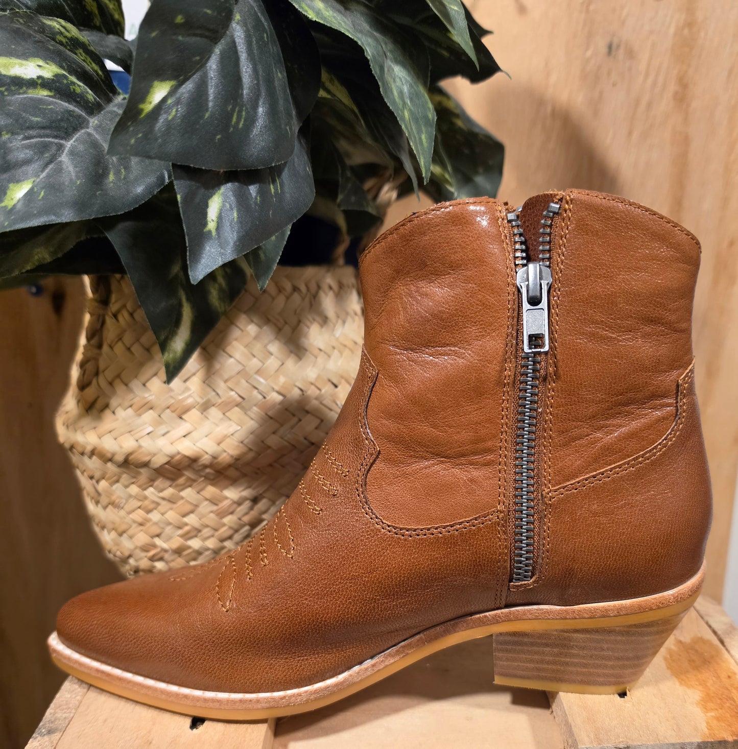 Django & Juliette Einars Boot