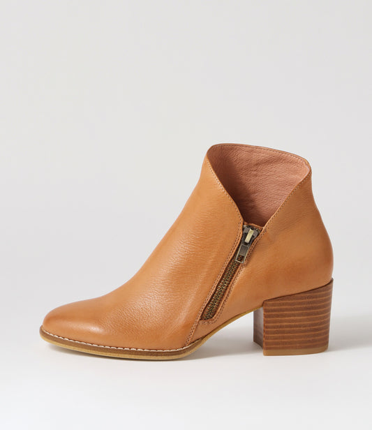 Django & Juliette Marvin DK tan