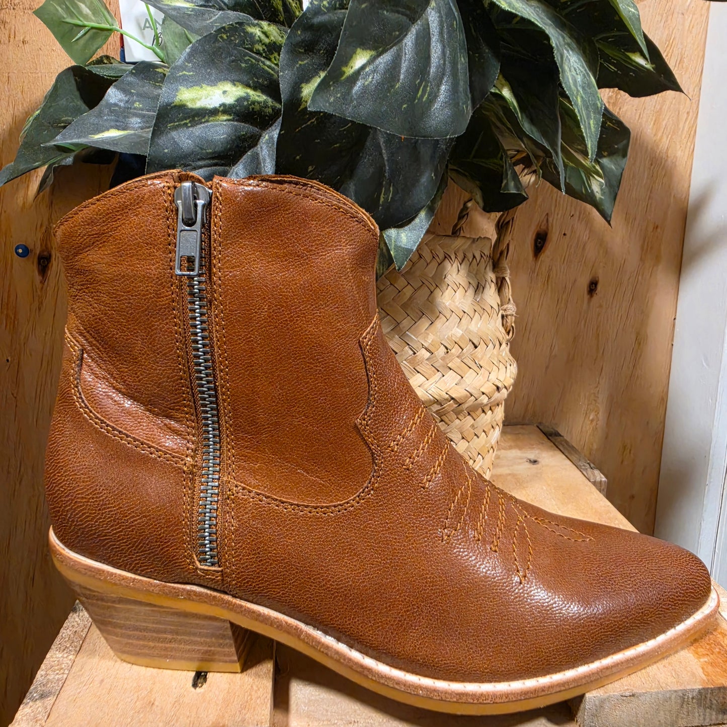 Django & Juliette Einars Boot