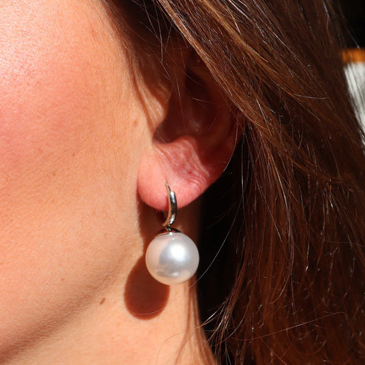 Fabuleux Vous Steel Me Round Pearl Earrings