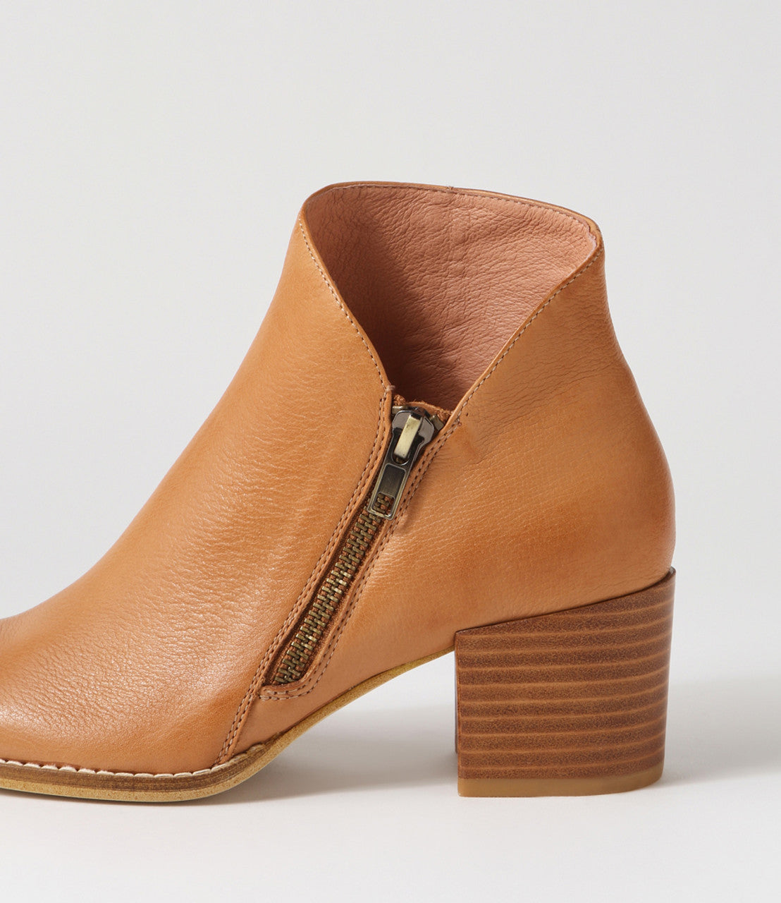 Django & Juliette Marvin DK tan