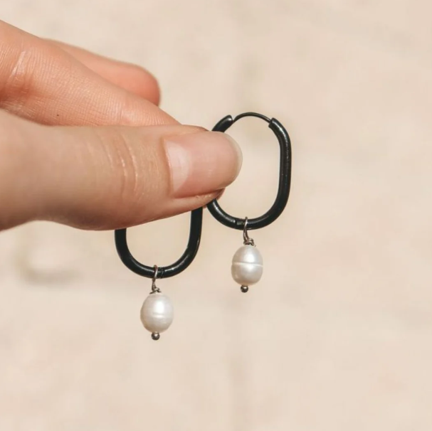 Fabuleux Vous Steel Me Fresh Water Pearl Huggies